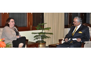 The Governor of Arunachal Pradesh Lt. Gen (Retd) Nirbhay Sharma with the Consul General, US Consulate, Kolkata, Ms Helen LaFave at Raj Bhawan, Itanagar on 4th November 2014